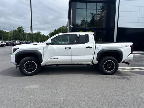 Used 2025 Toyota Tacoma TRD Off-Road w/ TRD Off Road Upgrade Package AWD/4WD image 2