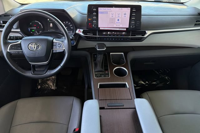 Used 2024 Toyota Sienna XLE FWD image 16
