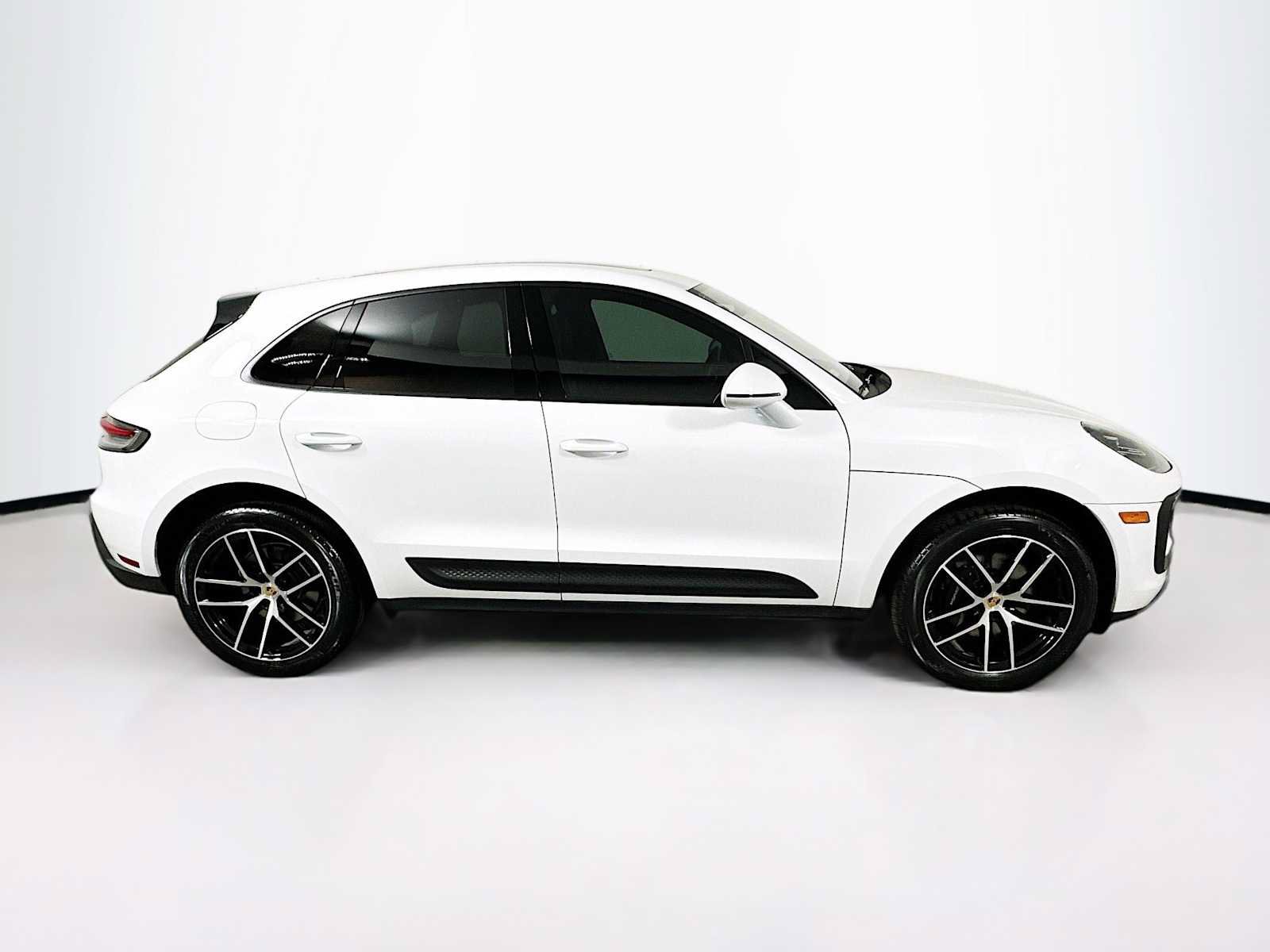 Certified 2025 Porsche Macan AWD/4WD image 8