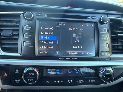 Used 2017 Toyota Highlander SE w/ Carpet Mat Package AWD/4WD image 19