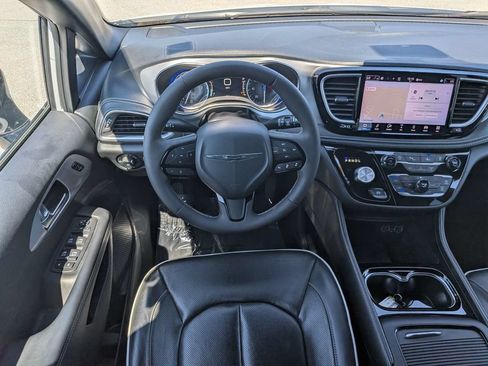 Used 2025 Chrysler Pacifica Limited FWD image 16