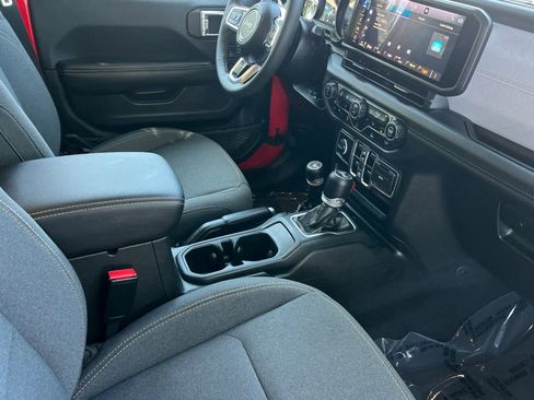 Used 2025 Jeep Wrangler Unlimited Sahara AWD/4WD image 19