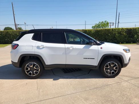 Used 2025 Jeep Compass Trailhawk AWD/4WD image 4