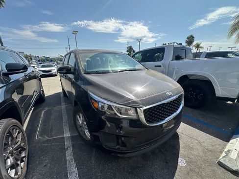 Used 2018 Kia Sedona L FWD image 2
