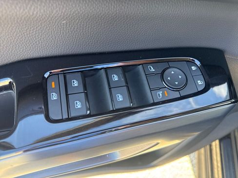 Used 2025 Nissan Pathfinder SL FWD image 18