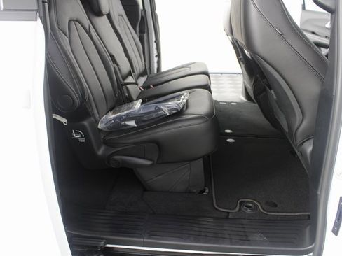 New 2026 Chrysler Pacifica Select image 22