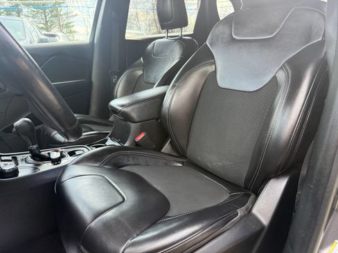 Used 2019 Jeep Cherokee Latitude Plus w/ Cold Weather Group AWD/4WD image 12