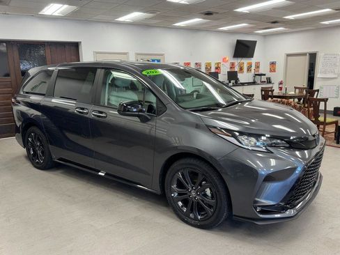 Used 2025 Toyota Sienna XSE image 29