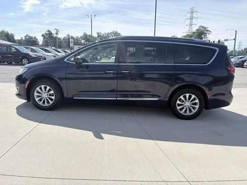 Used 2019 Chrysler Pacifica Touring-L FWD image 6