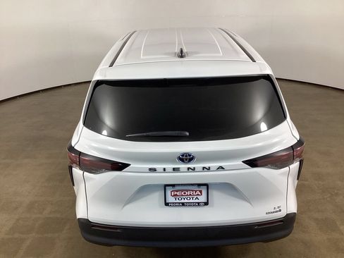 Used 2024 Toyota Sienna LE FWD image 11