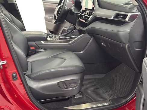 Certified 2025 Toyota Highlander Platinum image 19