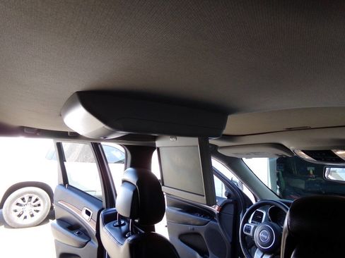 Used 2011 Jeep Grand Cherokee Limited w/ Luxury Group II image 23