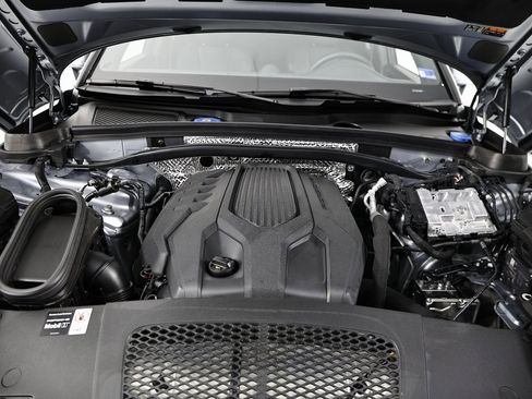 Certified 2025 Porsche Macan image 34