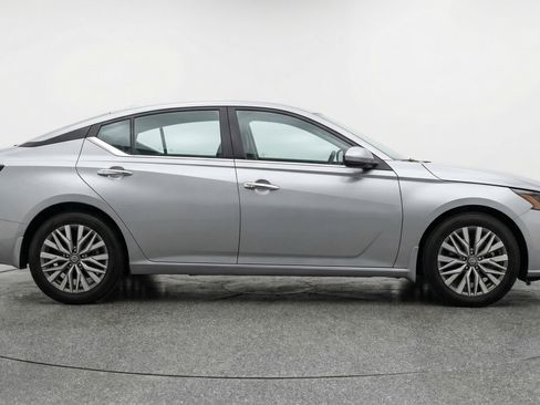 Used 2025 Nissan Altima 2.5 SV image 11
