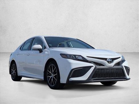 Used 2024 Toyota Camry SE image 3