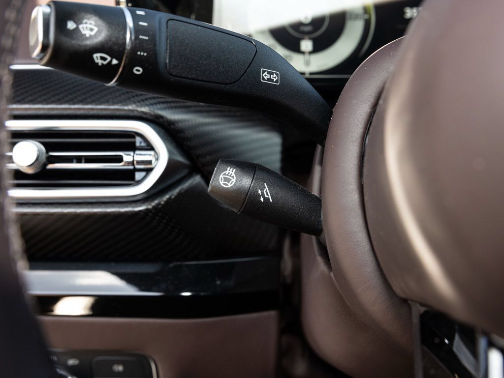 Used 2025 Aston Martin V8 Vantage Coupe RWD image 37