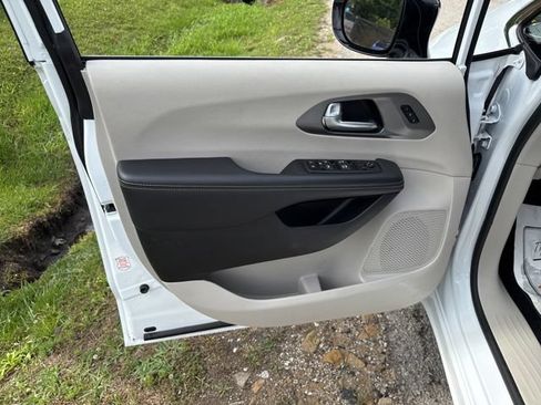 Used 2024 Chrysler Pacifica Touring-L FWD image 16