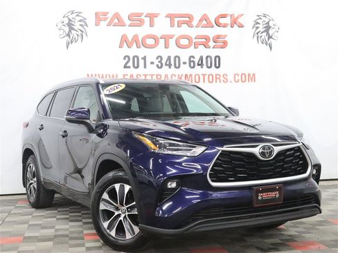 Used 2021 Toyota Highlander XLE AWD/4WD image 3