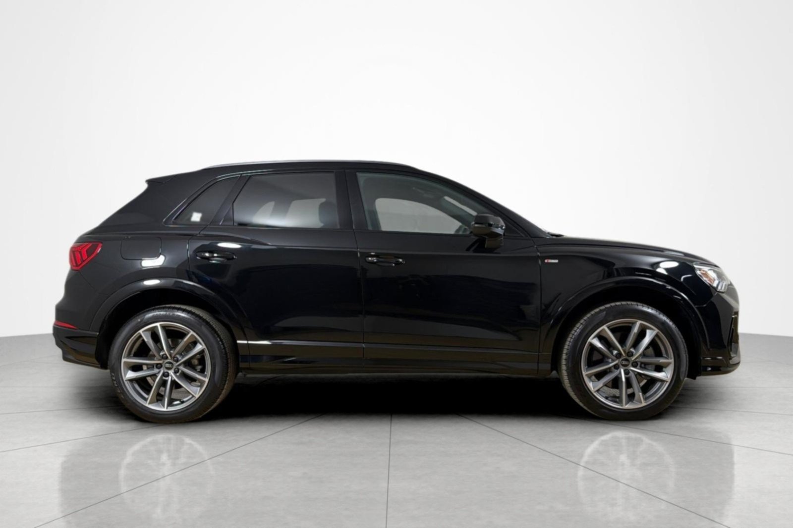 Used 2023 Audi Q3 2.0T Premium w/ Black Optic Sport Package AWD/4WD image 6