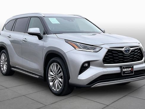 Used 2024 Toyota Highlander Platinum AWD/4WD image 3
