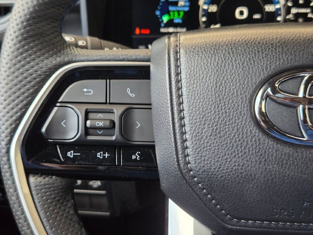 Used 2025 Toyota Sequoia Platinum AWD/4WD image 23