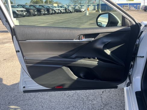 Used 2022 Toyota Camry SE image 11