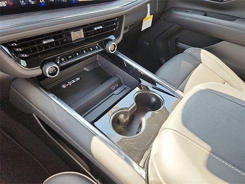 New 2026 Chevrolet Suburban Premier image 17