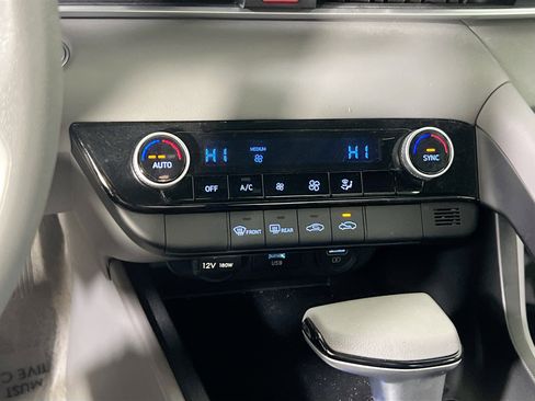 Used 2023 Hyundai Elantra SEL image 15