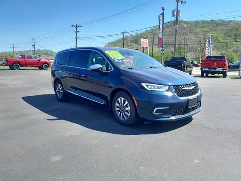 Used 2023 Chrysler Pacifica Limited FWD image 2