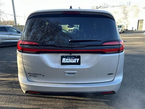 New 2026 Chrysler Pacifica Select w/ S Appearance Package AWD/4WD image 16