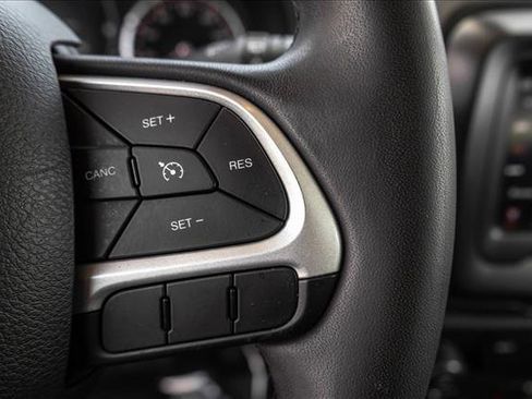 Used 2019 Jeep Renegade Latitude AWD/4WD image 16