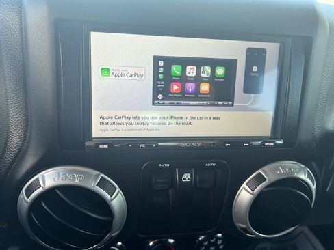 Used 2018 Jeep Wrangler Sahara w/ Connectivity Group AWD/4WD image 23