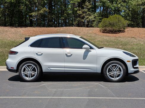 Certified 2025 Porsche Macan AWD/4WD image 31