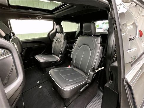 Used 2026 Chrysler Pacifica Limited FWD image 20