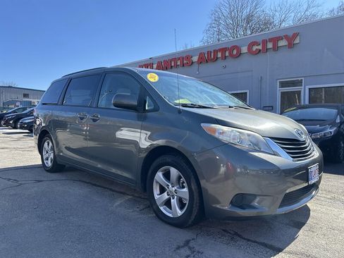 Used 2011 Toyota Sienna LE w/ Towing Pkg image 3