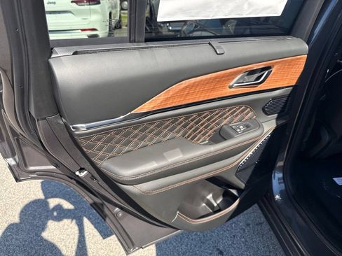 New 2026 Jeep Grand Cherokee Summit w/ Obsidian Package AWD/4WD image 25