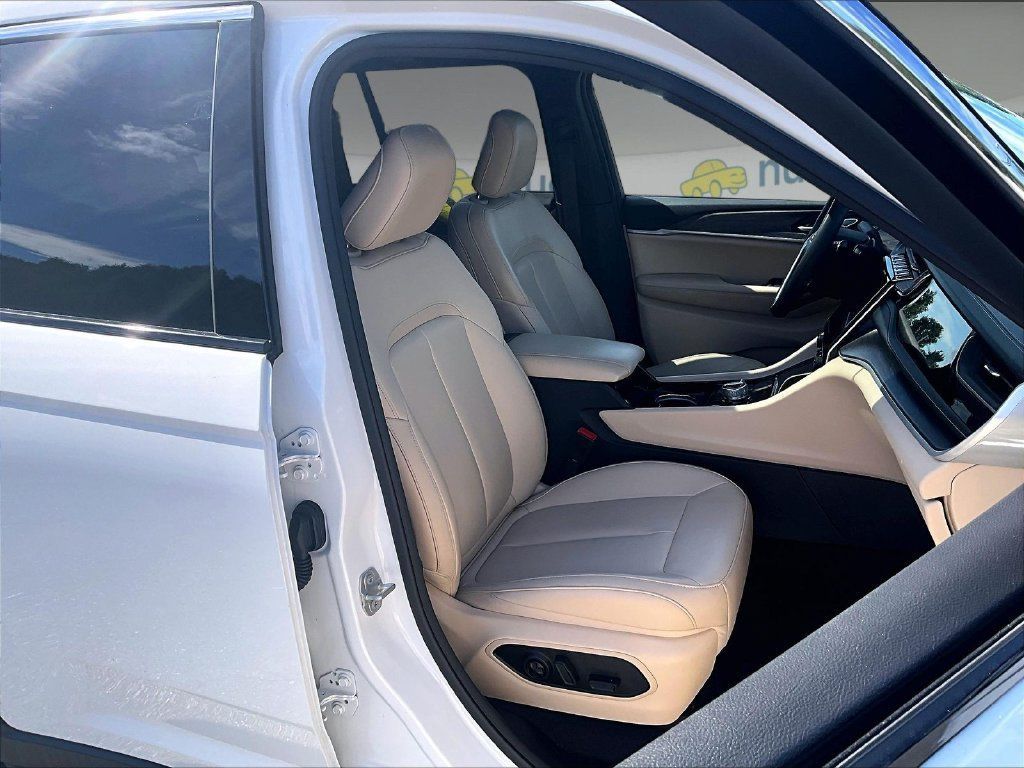 Used 2023 Jeep Grand Cherokee 4WD 4xe image 11