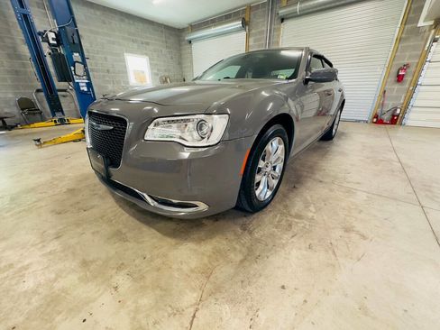 Used 2018 Chrysler 300 Touring L image 10