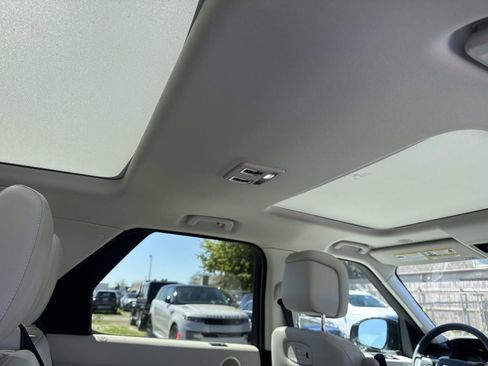 Used 2025 Land Rover Discovery S image 10