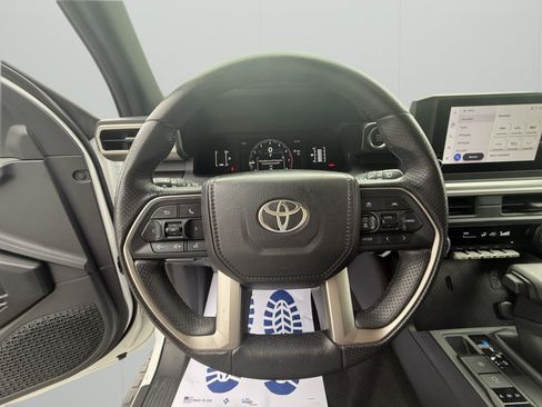 Used 2025 Toyota 4Runner SR5 AWD/4WD image 18