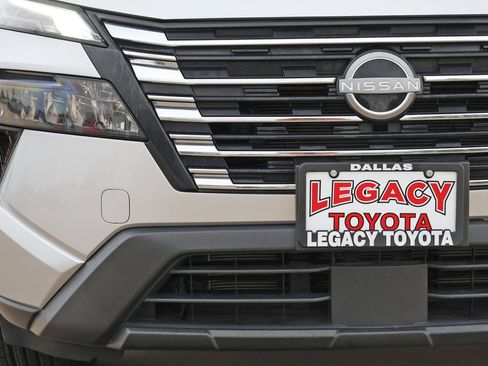 Used 2024 Nissan Rogue SV FWD image 10