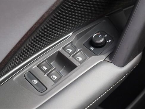 New 2025 Volkswagen Tiguan SE image 18