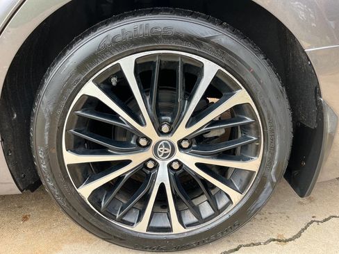 Used 2019 Toyota Camry SE image 4