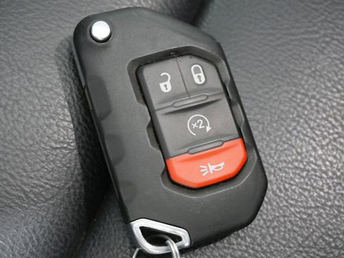 Used 2024 Jeep Wrangler Unlimited Sahara w/ Technology Group AWD/4WD image 30