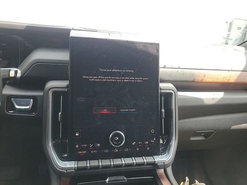 Used 2025 GMC Yukon Denali image 33