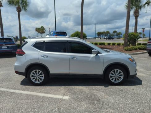 Used 2018 Nissan Rogue SV FWD image 3