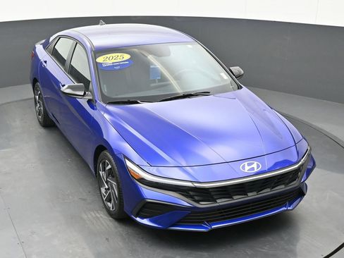 Certified 2025 Hyundai Elantra Sport image 36