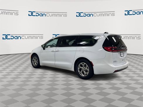 Used 2024 Chrysler Pacifica Limited image 6