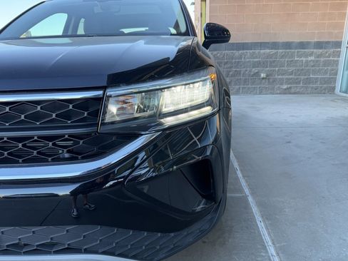 Used 2024 Volkswagen Taos SE w/ Panoramic Sunroof Package image 11