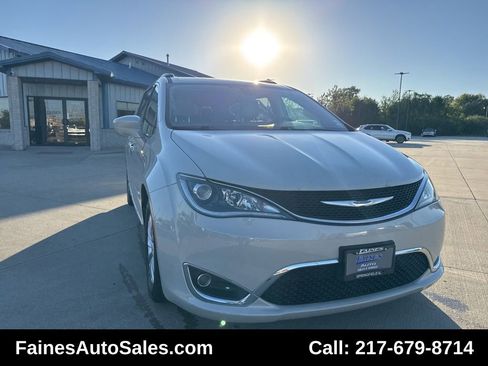 Used 2017 Chrysler Pacifica Touring-L image 16